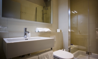 Hotel Osam Garden Double Room bathroom